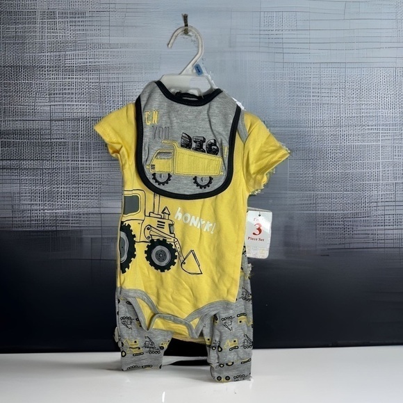 Construction Baby Outfit NWT 6-9 mos Dump Truck Can You Dig Yellow Gray Bib - Picture 1 of 4